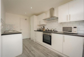 King St Contractor Accommodation 6 bed 6 bath free parking for vans nr Birkenhead by Rework Accommodation